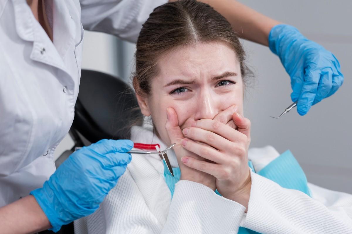 Dental Abscess Symptoms: Early Warning Signs, Causes & Treatment Guide
